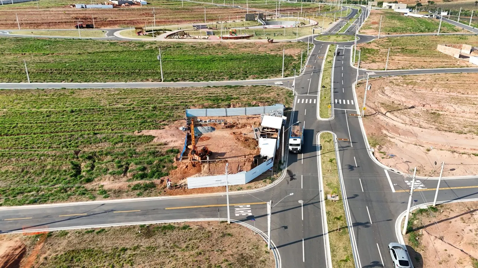 Vista aérea de canteiro de obra residencial da Arvos em loteamento na região de Goiânia