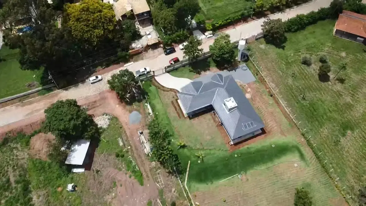 Vista aérea da cobertura da casa H&R durante a obra, em Hidrolândia